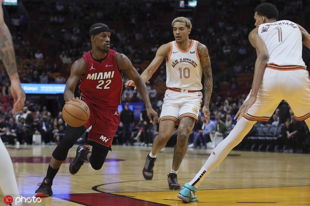  文班亚马两双马刺终结快船五连胜  