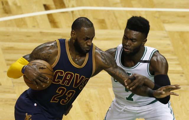  杰伦布朗三十分布拉德利合作战平凯尔特人扳平系列赛  