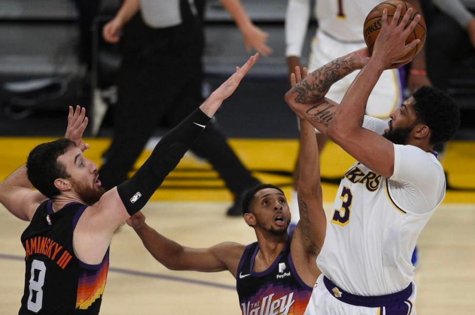  阿斯顿维拉爆冷击败卫冕冠军曼城  